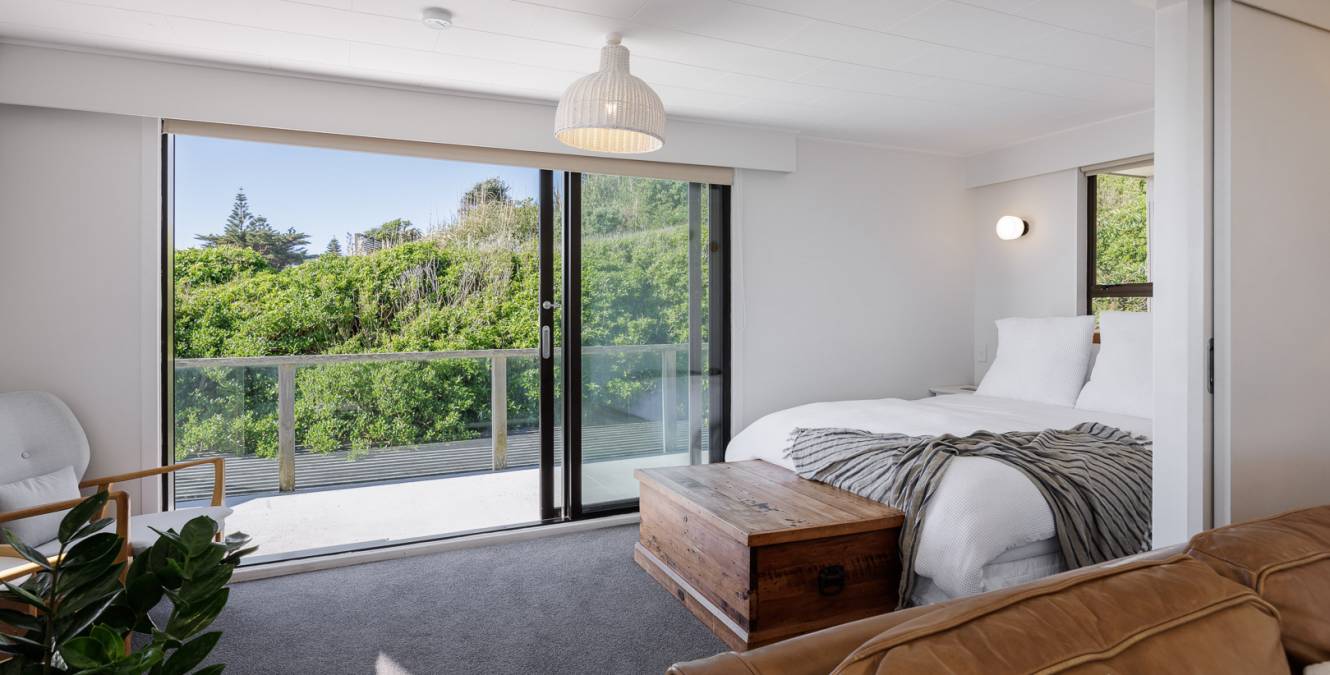 Spacious interior designed bedroom, luxury accomodation New Zealand