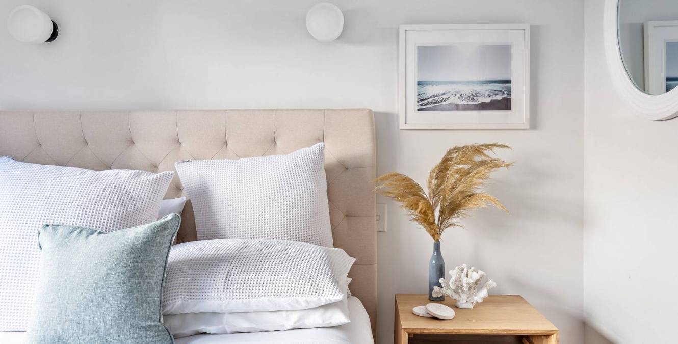 Spacious interior designed bedroom, luxury accomodation Kapiti