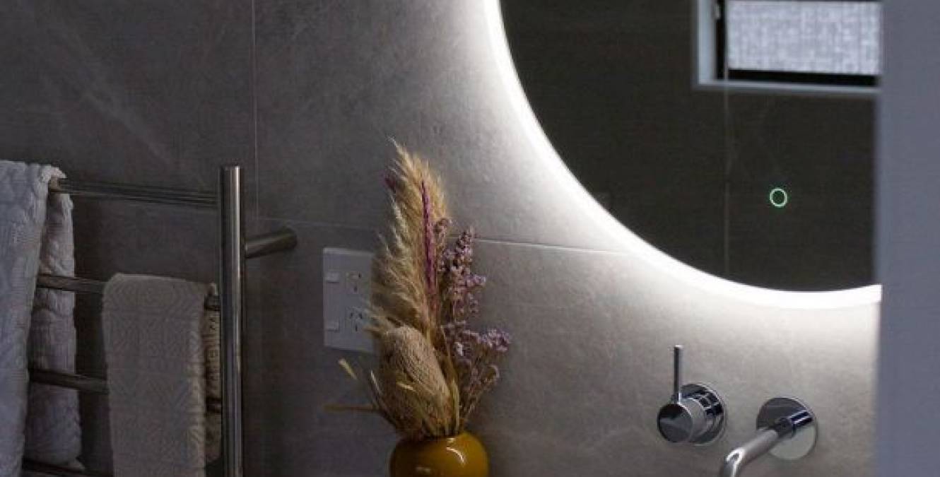 Feature lighting in modern bathroom