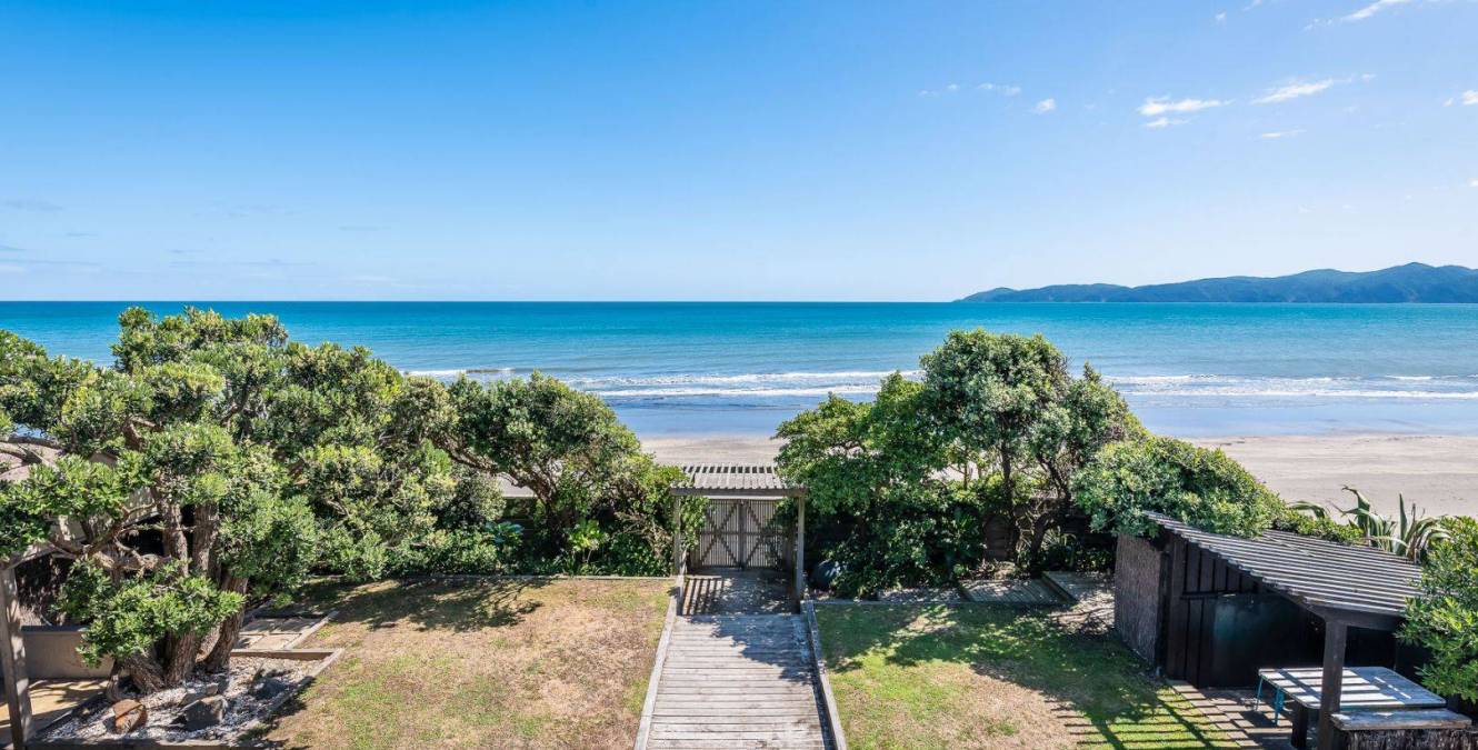 Beachfront in luxury Kapiti accomodation
