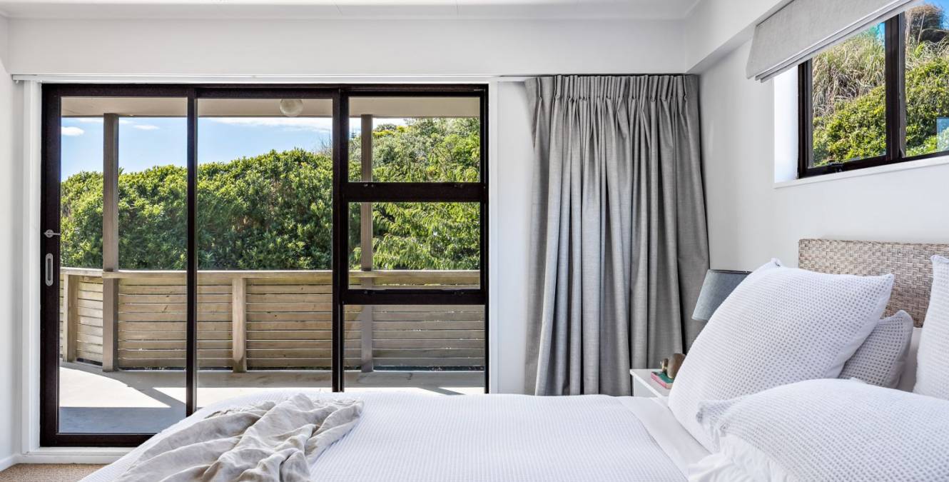 Spacious interior designed bedroom, luxury accomodation Kapiti