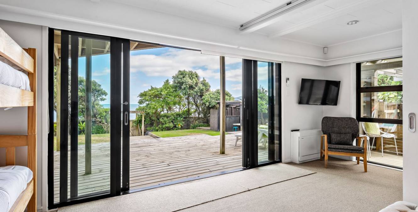 Spacious beach front designed bedroom, luxury accomodation New Zealand